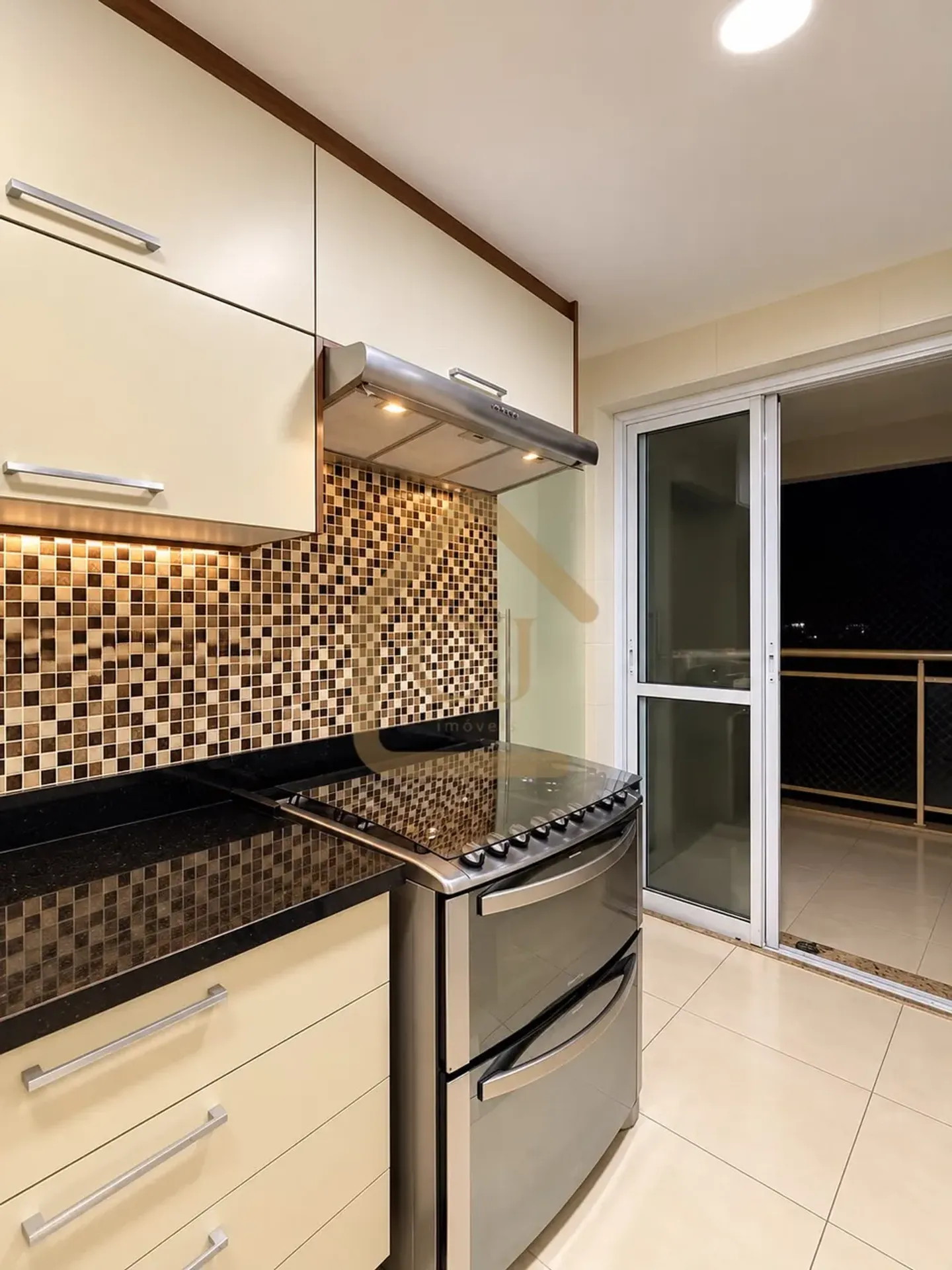 4-bedroom apartment in a building with a heated pool — photo 15