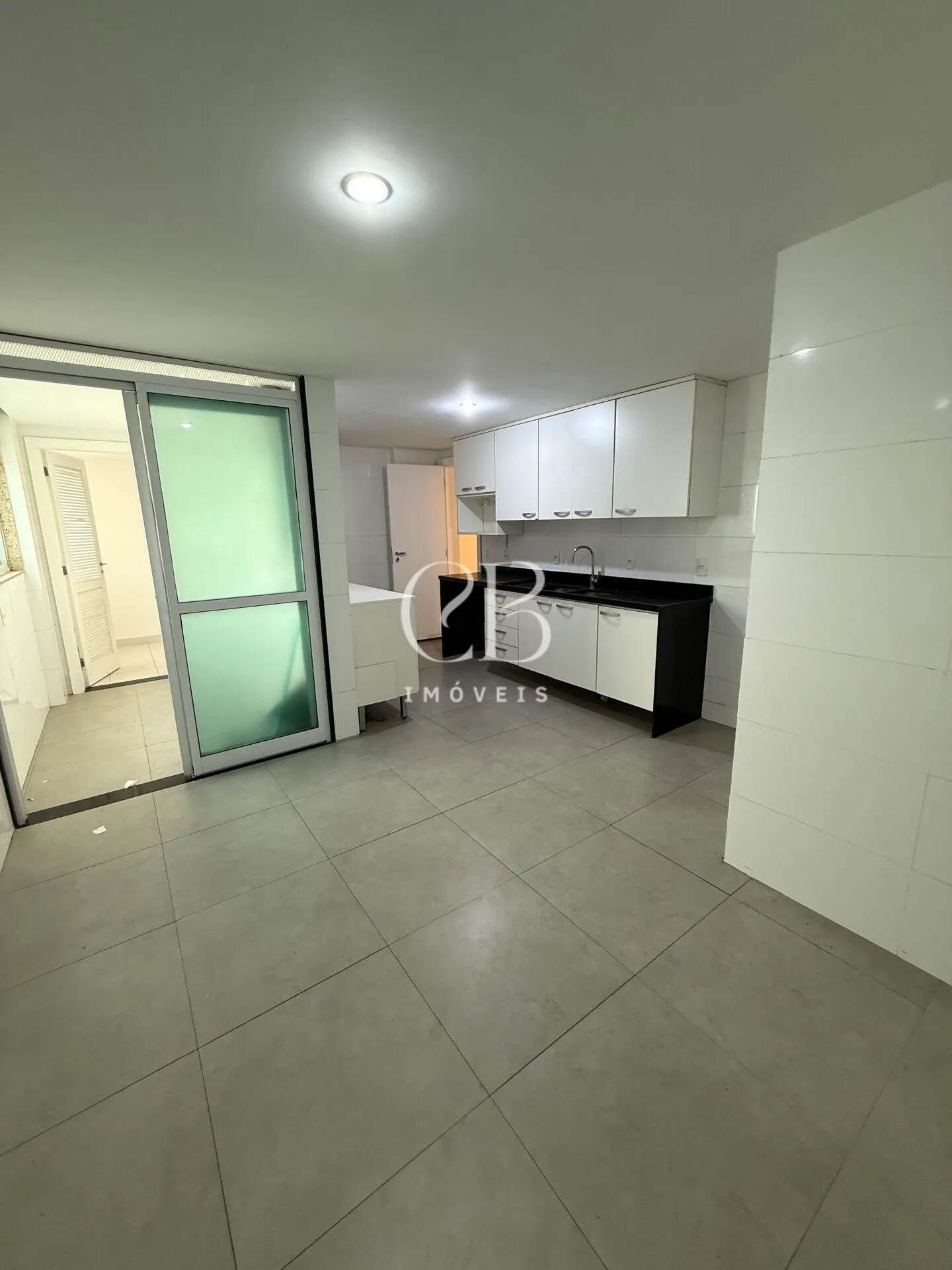 Apartment with 4 bedrooms and a balcony in great condition — photo 36