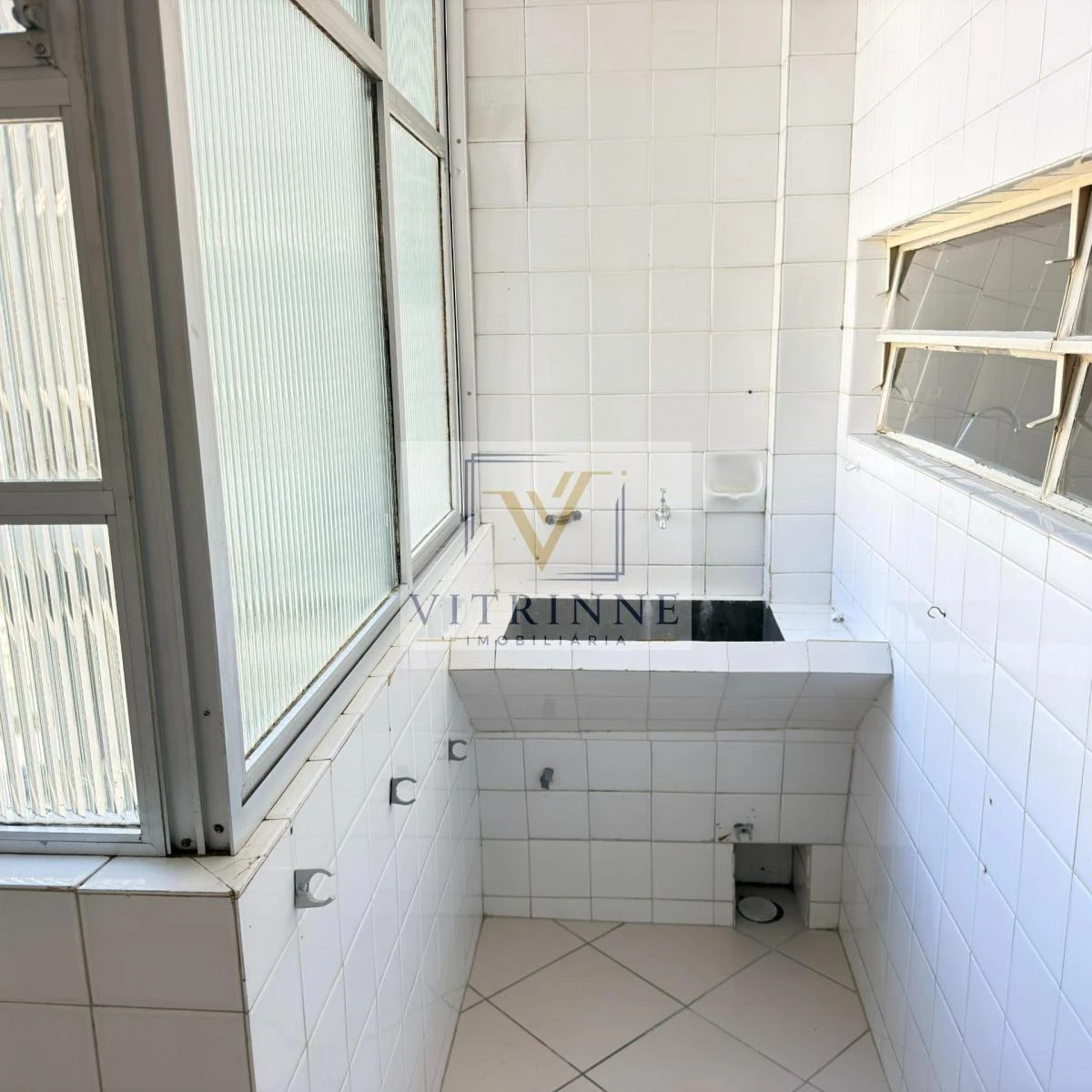 3-bedroom apartment with wood or laminate floors in Curitiba — photo 11