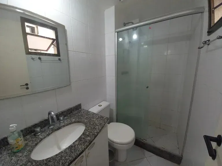Apartamento com 2 quartos, 2 banheiros e varanda com vidro — photo 4