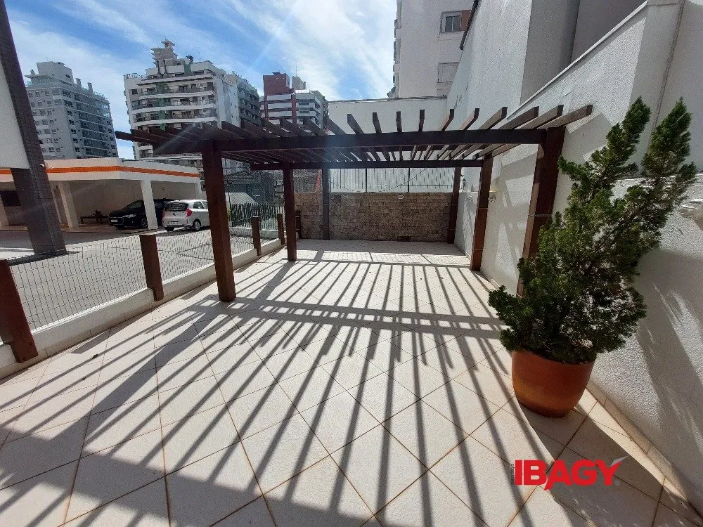 Apartamento de 3 dormitorios con balcón acristalado
