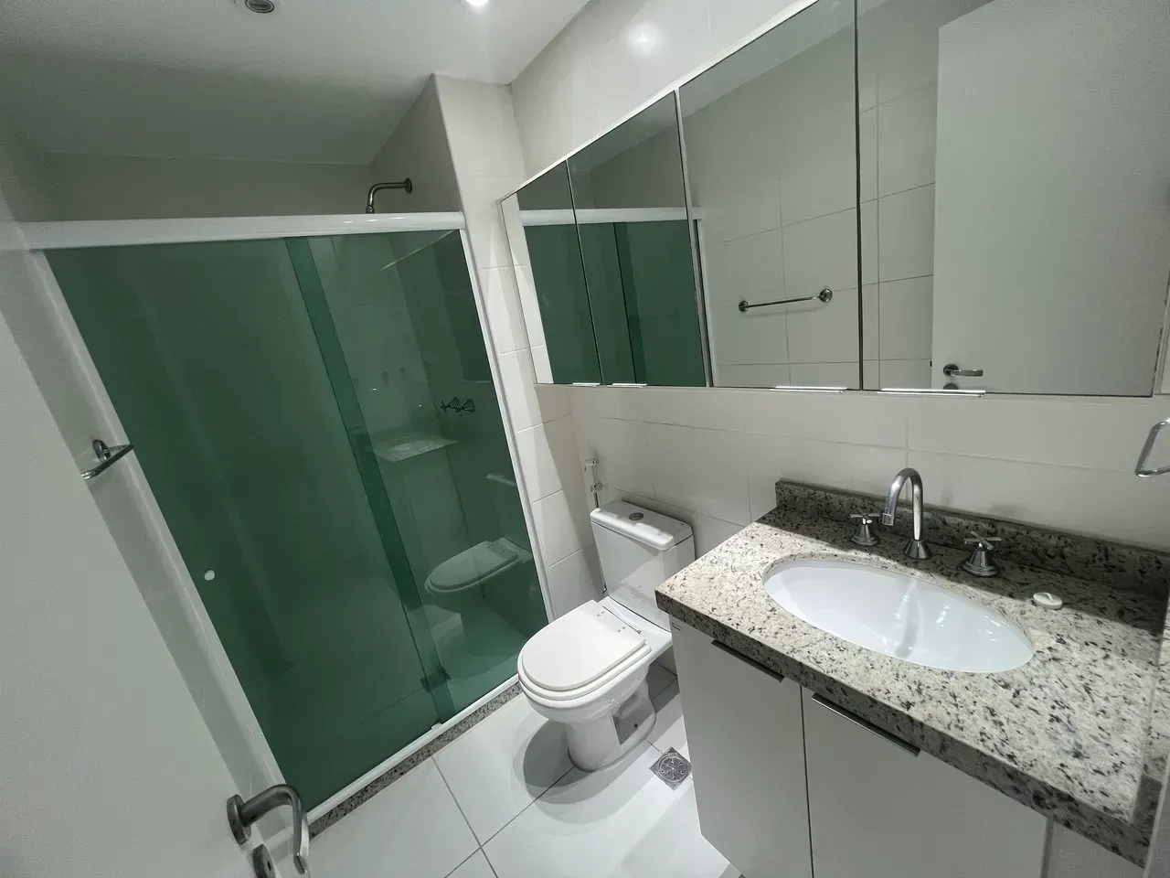 Unfurnished 2-bedroom apartment with built-in wardrobes — photo 15