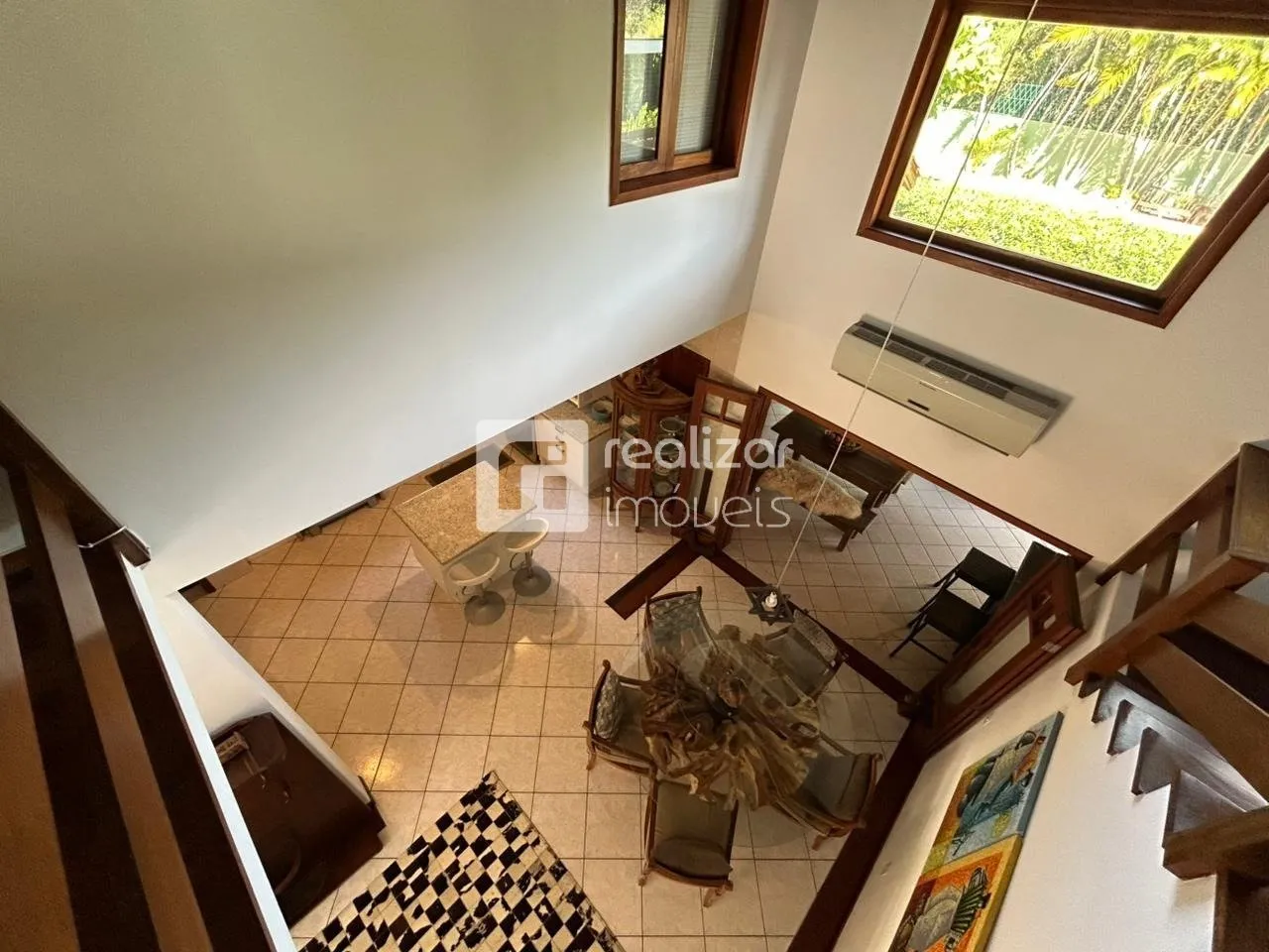 Casa mobiliada com 4 dormitórios e jardim privativo