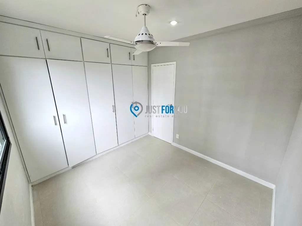 Walk-in closet in a 3-bedroom apartment, 128 m² — photo 12