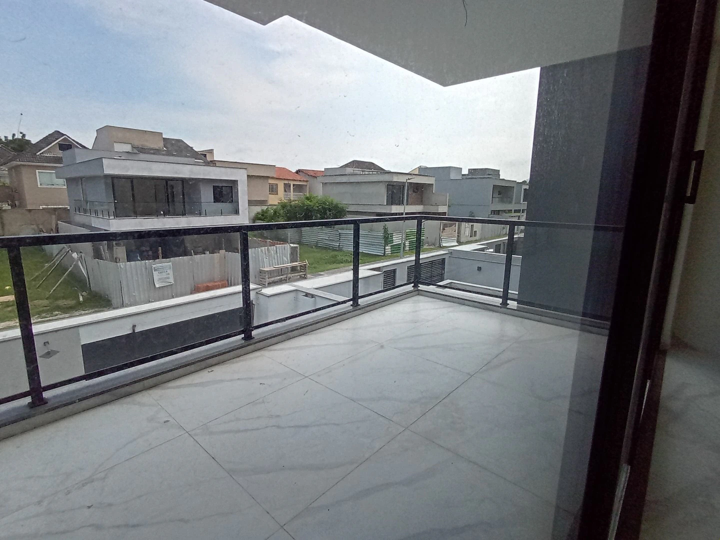 Condo house with open-plan kitchen and 3 en-suites — photo 25