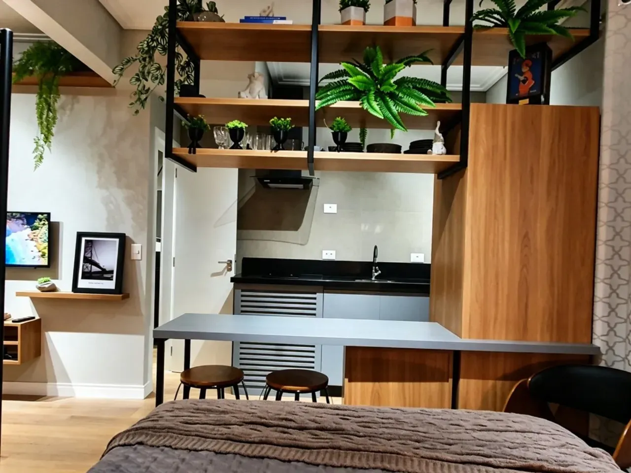 Estudio amueblado con estilo industrial y cocina abierta — photo 8