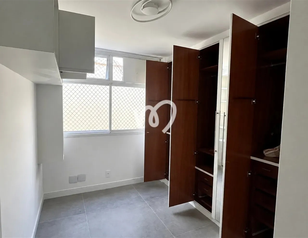 Walk-in closet in a 3-bedroom apartment, 101 m² — photo 13