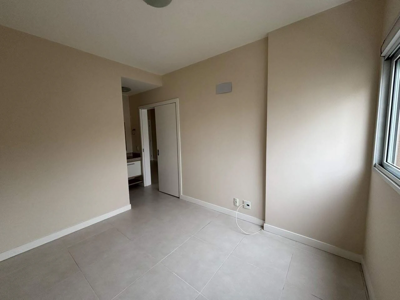 Balcony with a grill in a one-bedroom apartment, 68 m² — photo 19