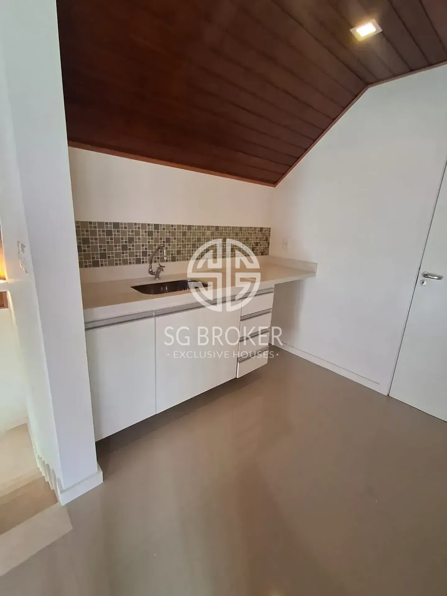 Casa com 5 suítes e 5 banheiros, 330 m² — photo 33