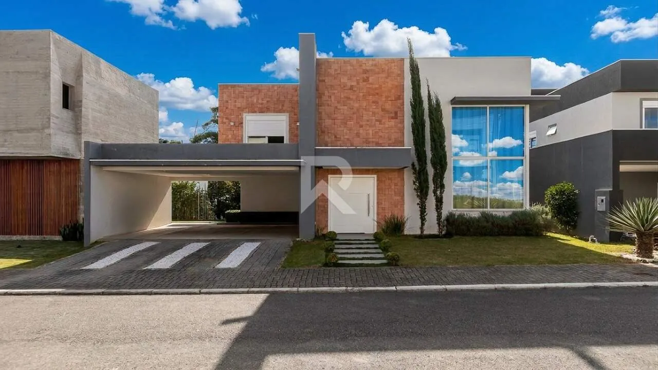 Furnished house with 4 bedrooms and 302 m² and a garden