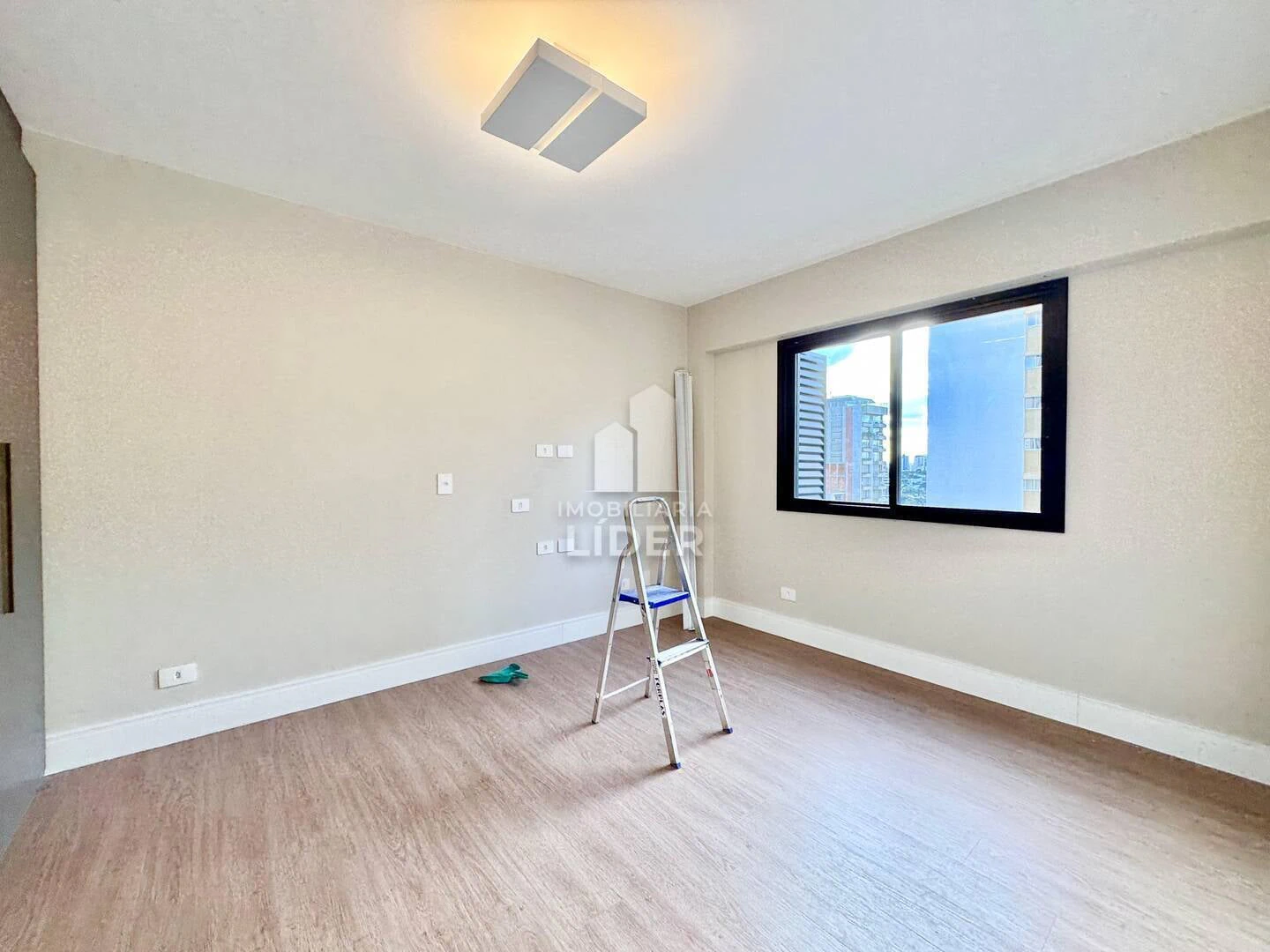 Apartment with 4 bedrooms and 3 parking spots, balcony — photo 22