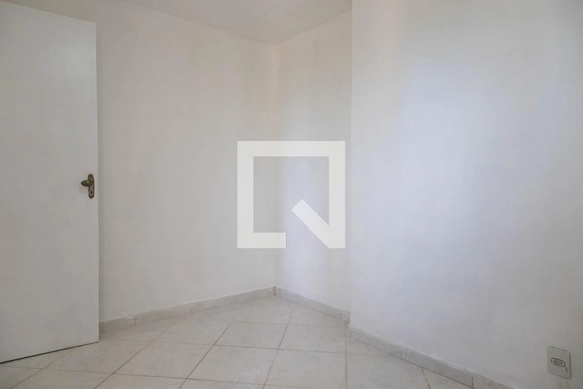 Unfurnished 1-bedroom apartment with a glass shower — photo 20