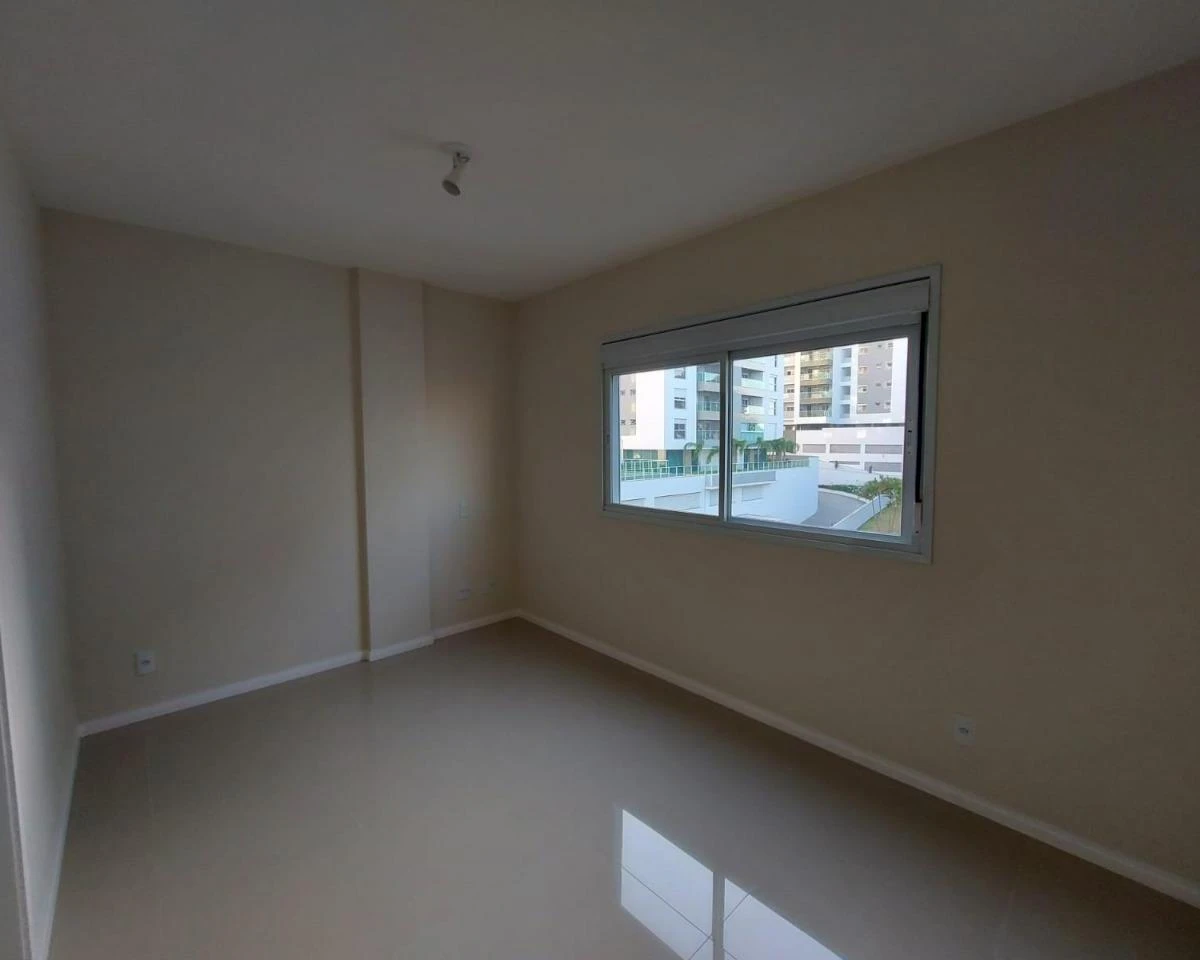 Balcony with a grill in a 3-bedroom apartment, 93 m² — photo 24