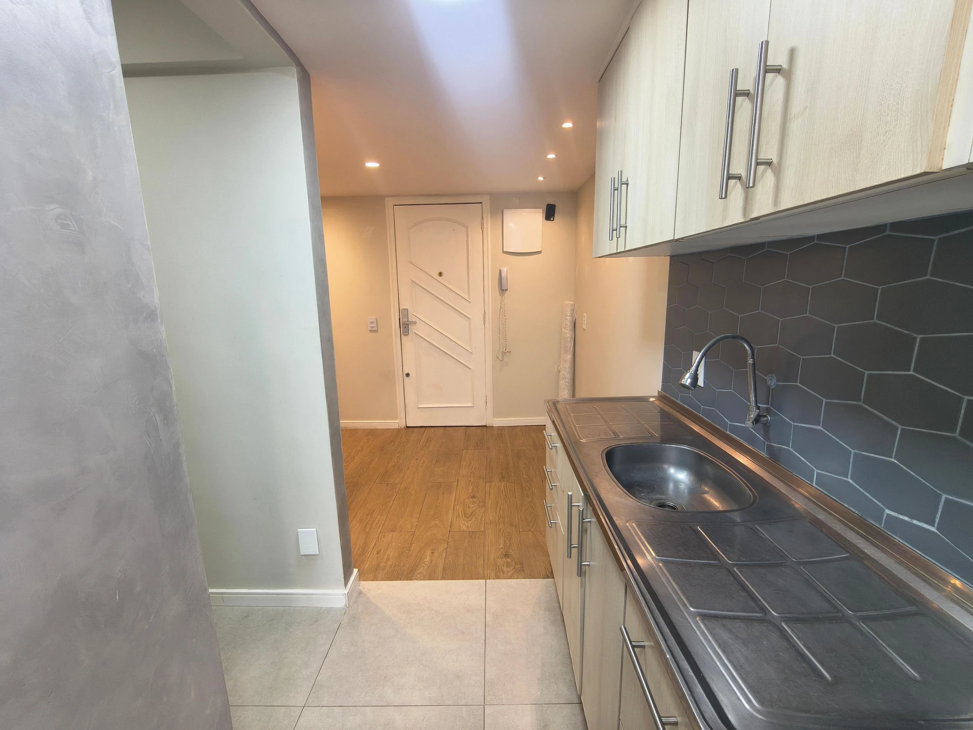 Unfurnished 2-bedroom apartment with a closed kitchen — photo 17