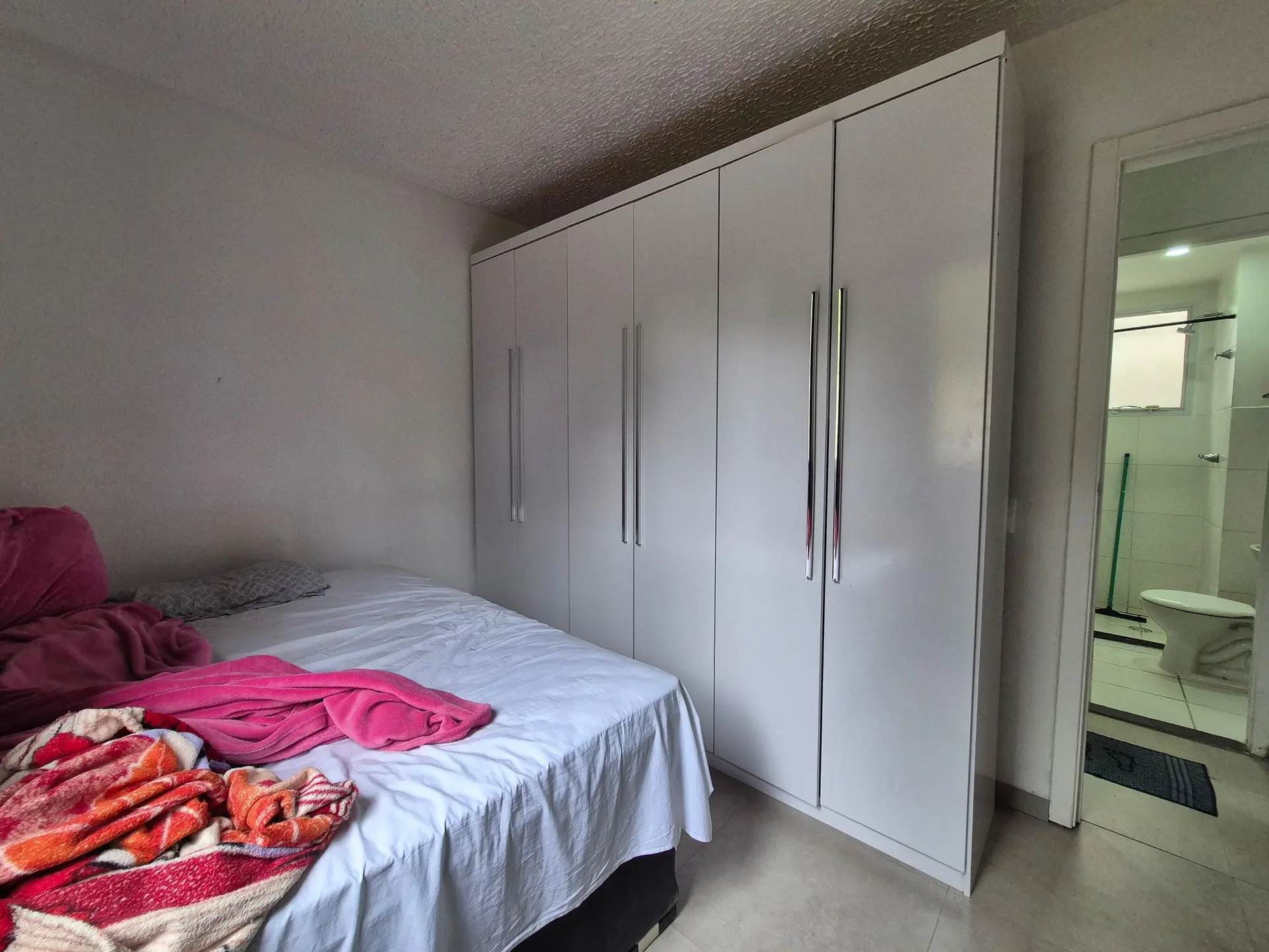 Furnished 2-bedroom apartment with open-plan kitchen — photo 4