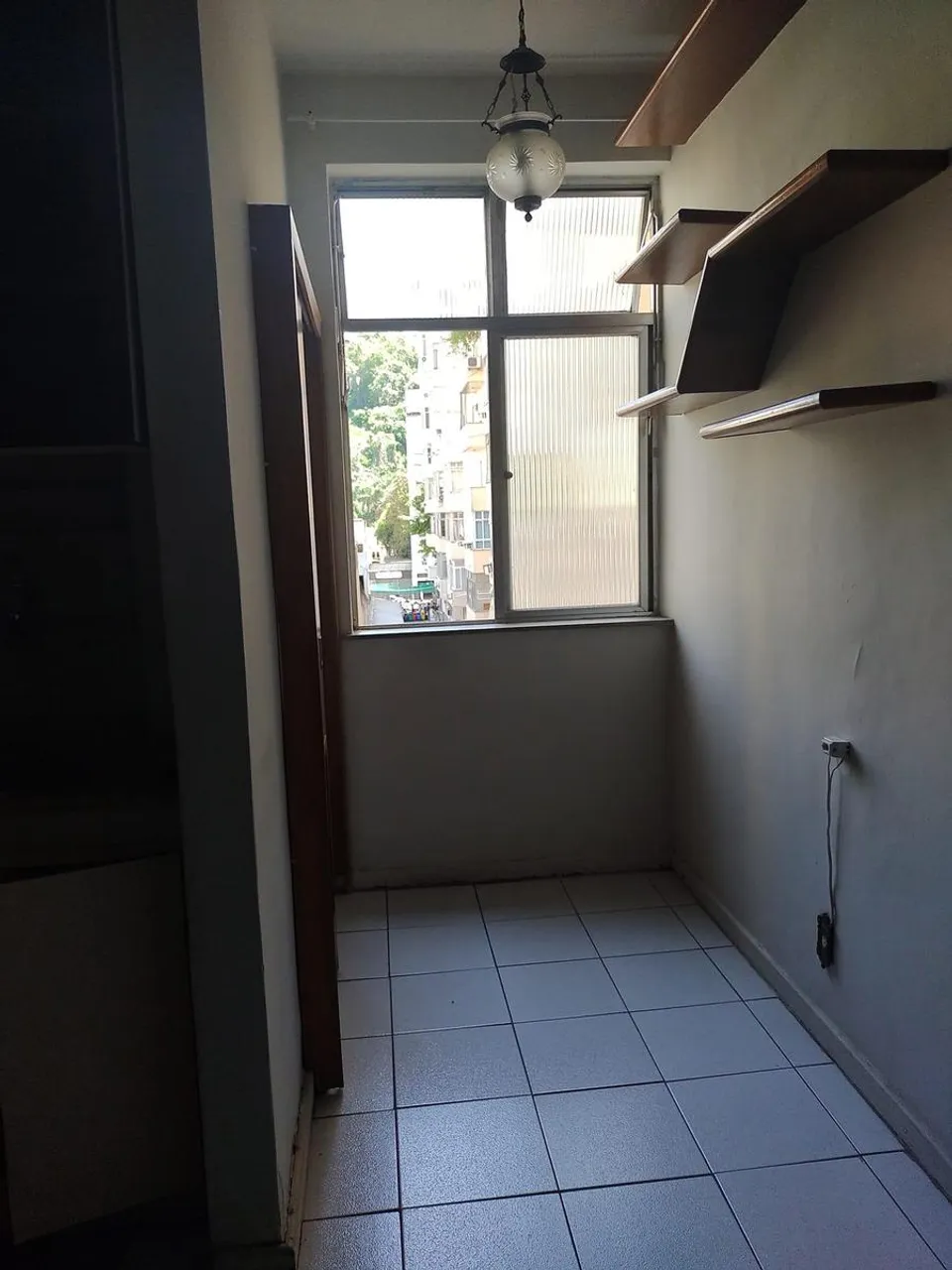 Studio with kitchenette and glass shower enclosure — photo 12