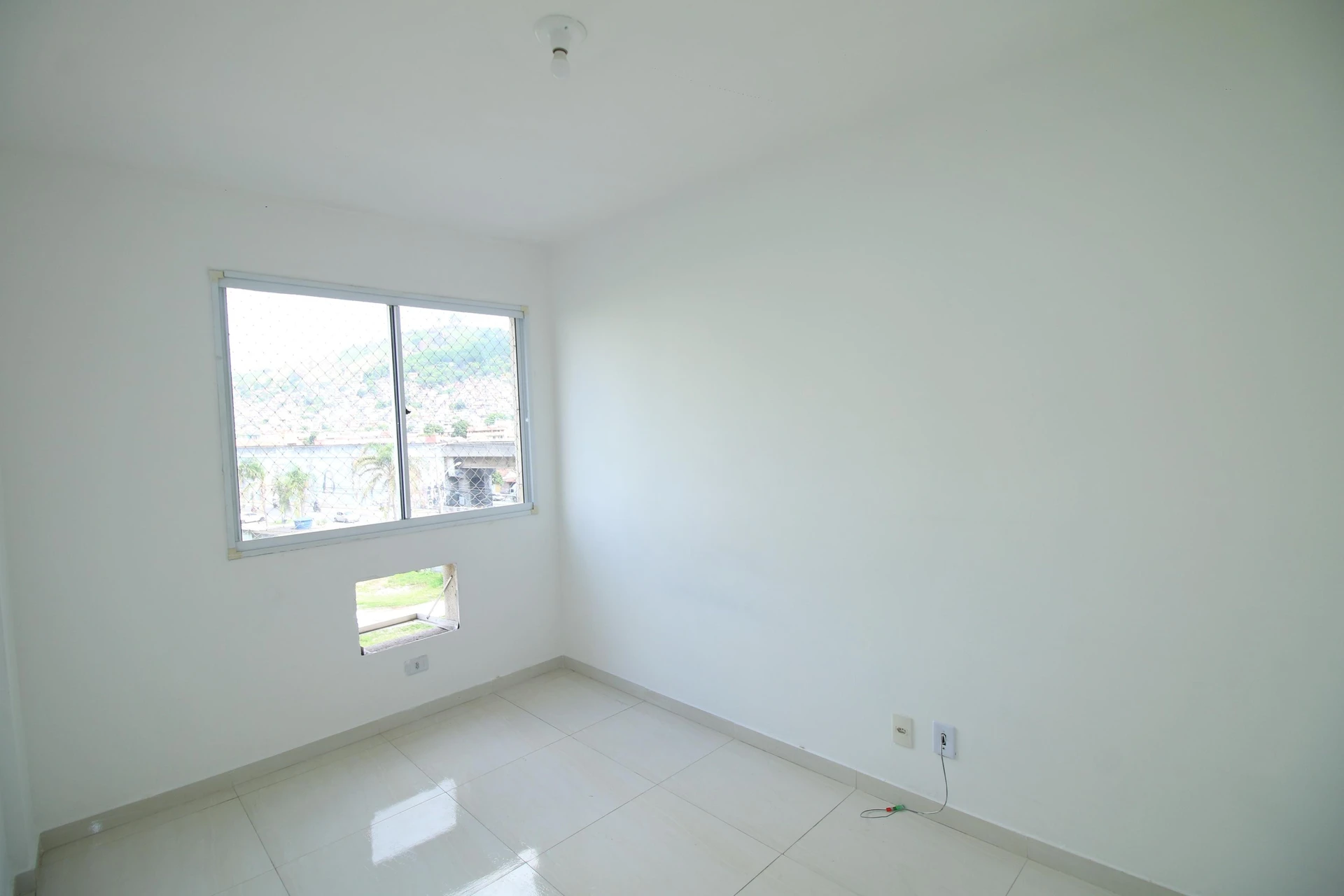 2-bedroom apartment with 1 bathroom and condo pool — photo 12