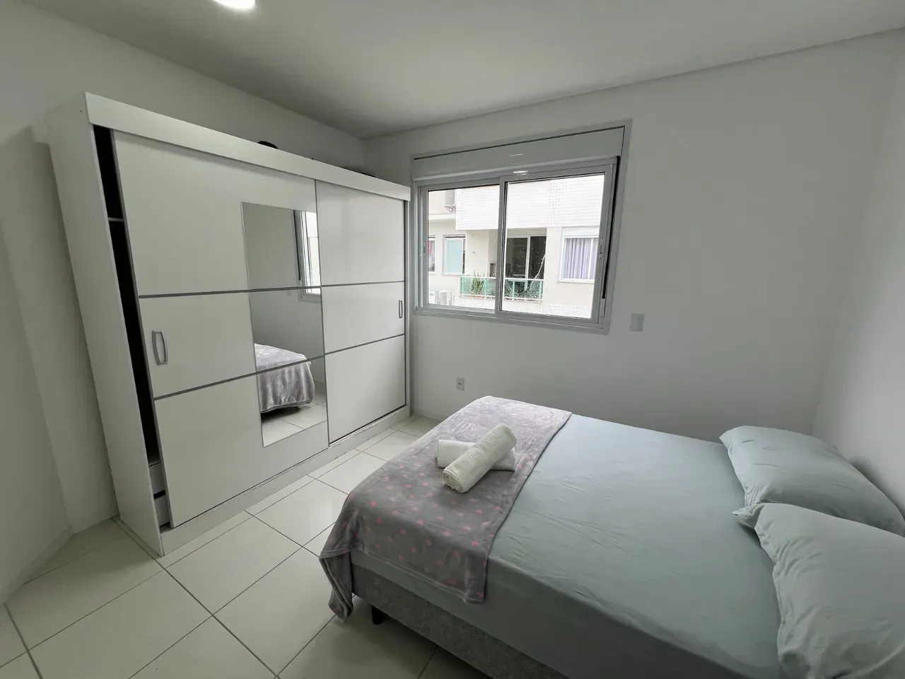 Balcony with a grill in a 3-bedroom apartment, 87 m² — photo 3