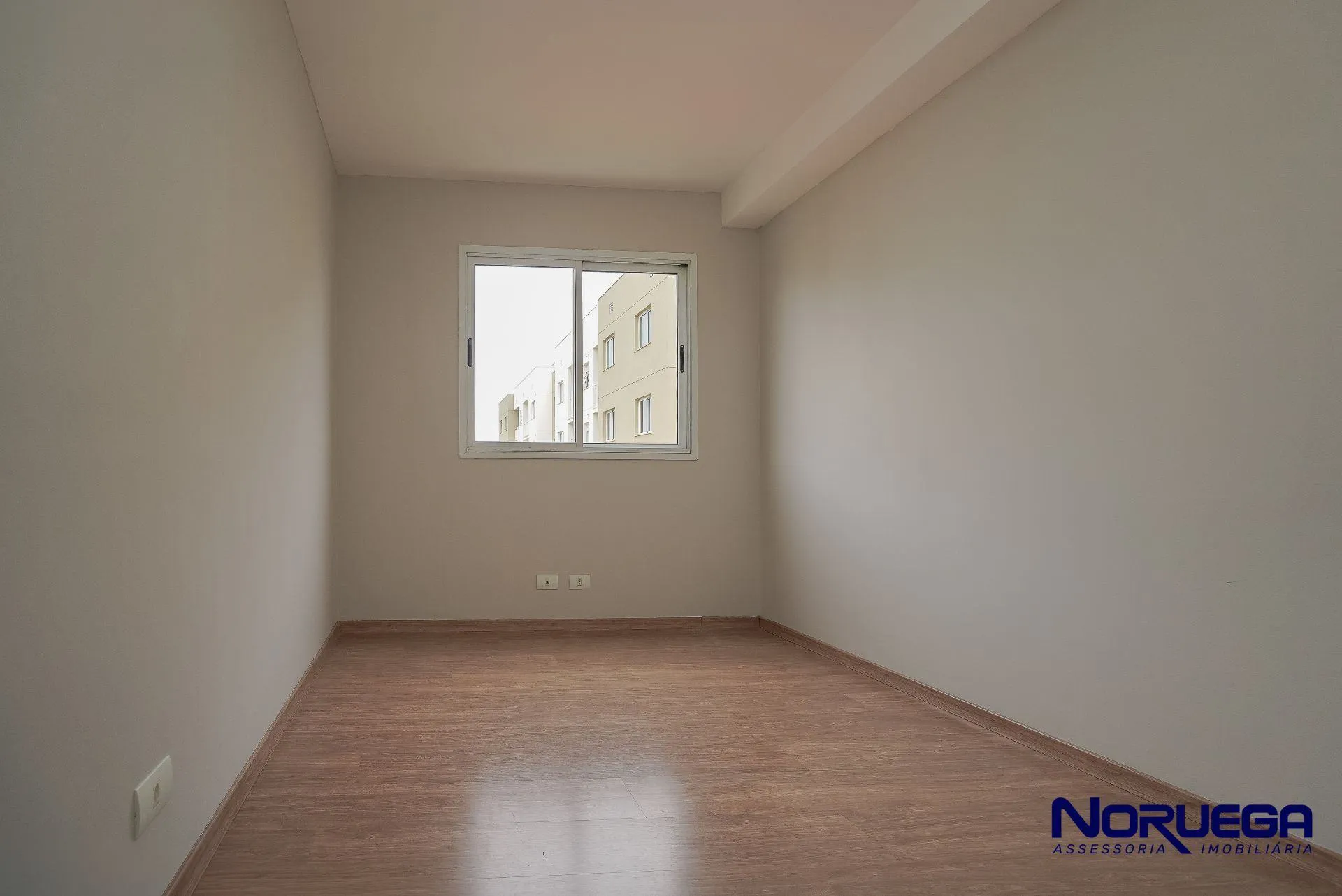 Wood or laminate floors in a 2-bedroom apartment, 88 m² — photo 4
