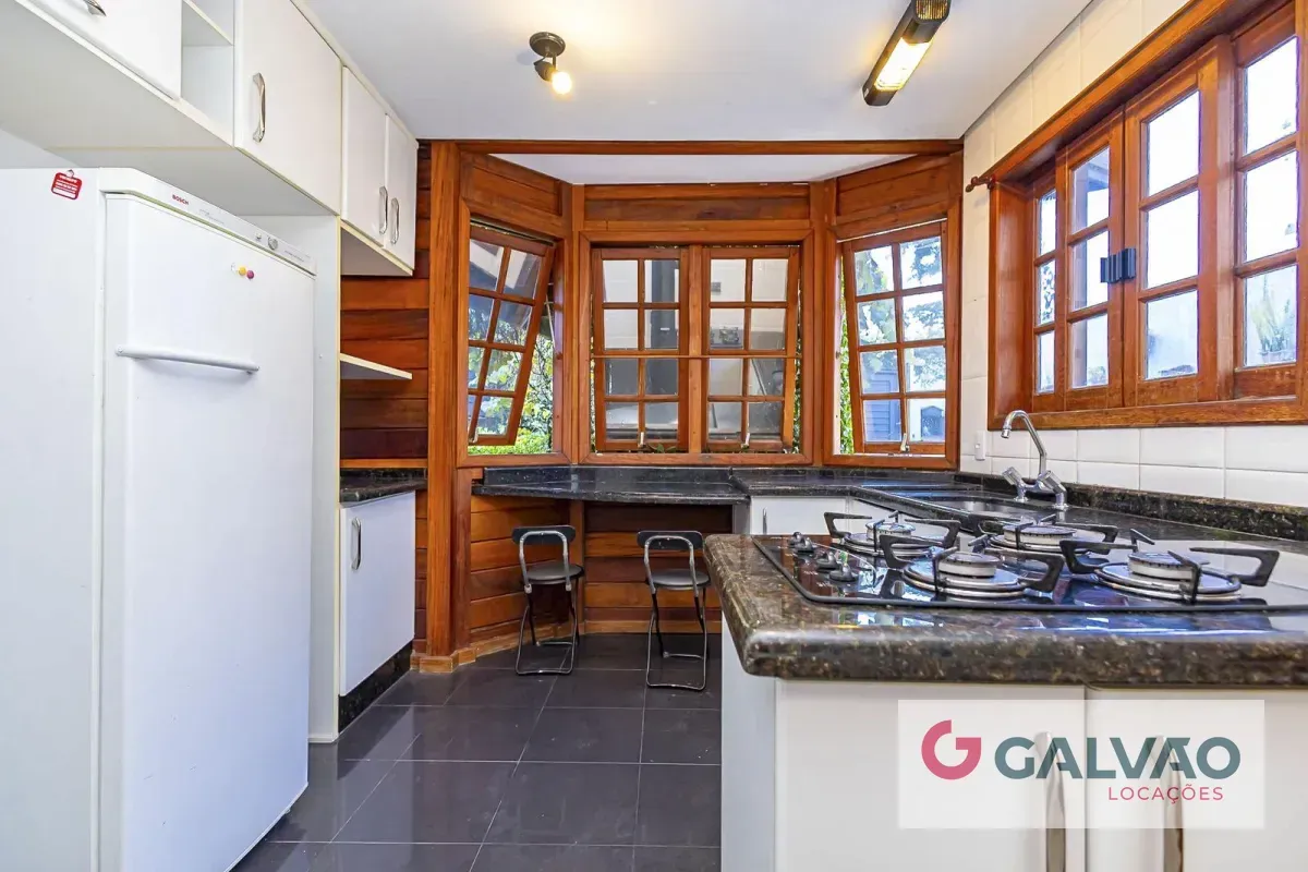 Casa sin amueblar con 3 dormitorios, cocina cerrada y balcón — photo 11