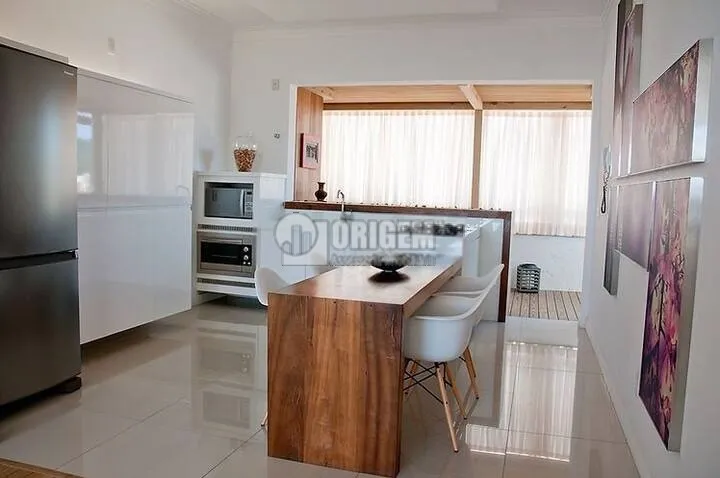 Furnished 3-bedroom apartment with 208 m² and terrace — photo 7