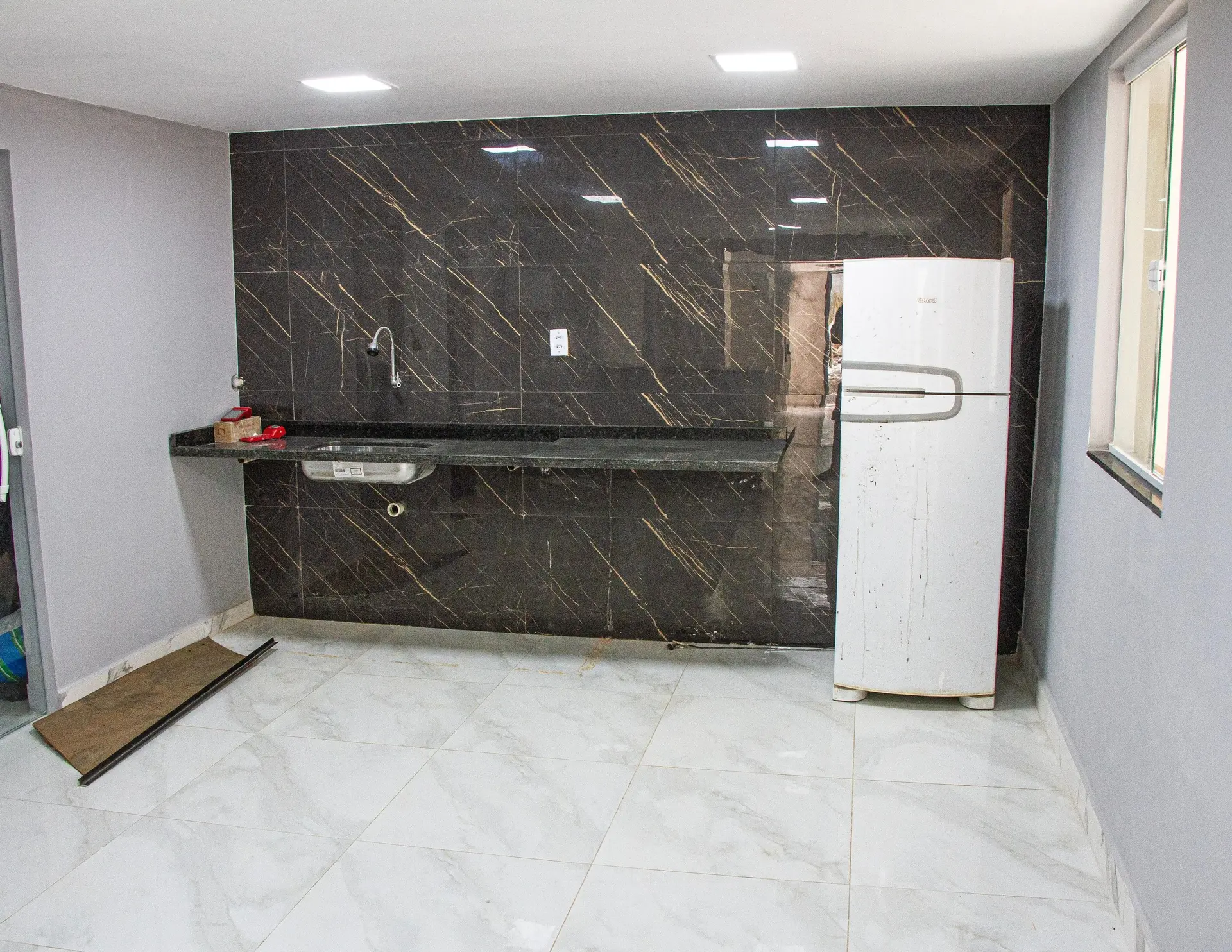 4-bedroom house with an open-plan kitchen and fridge — photo 5