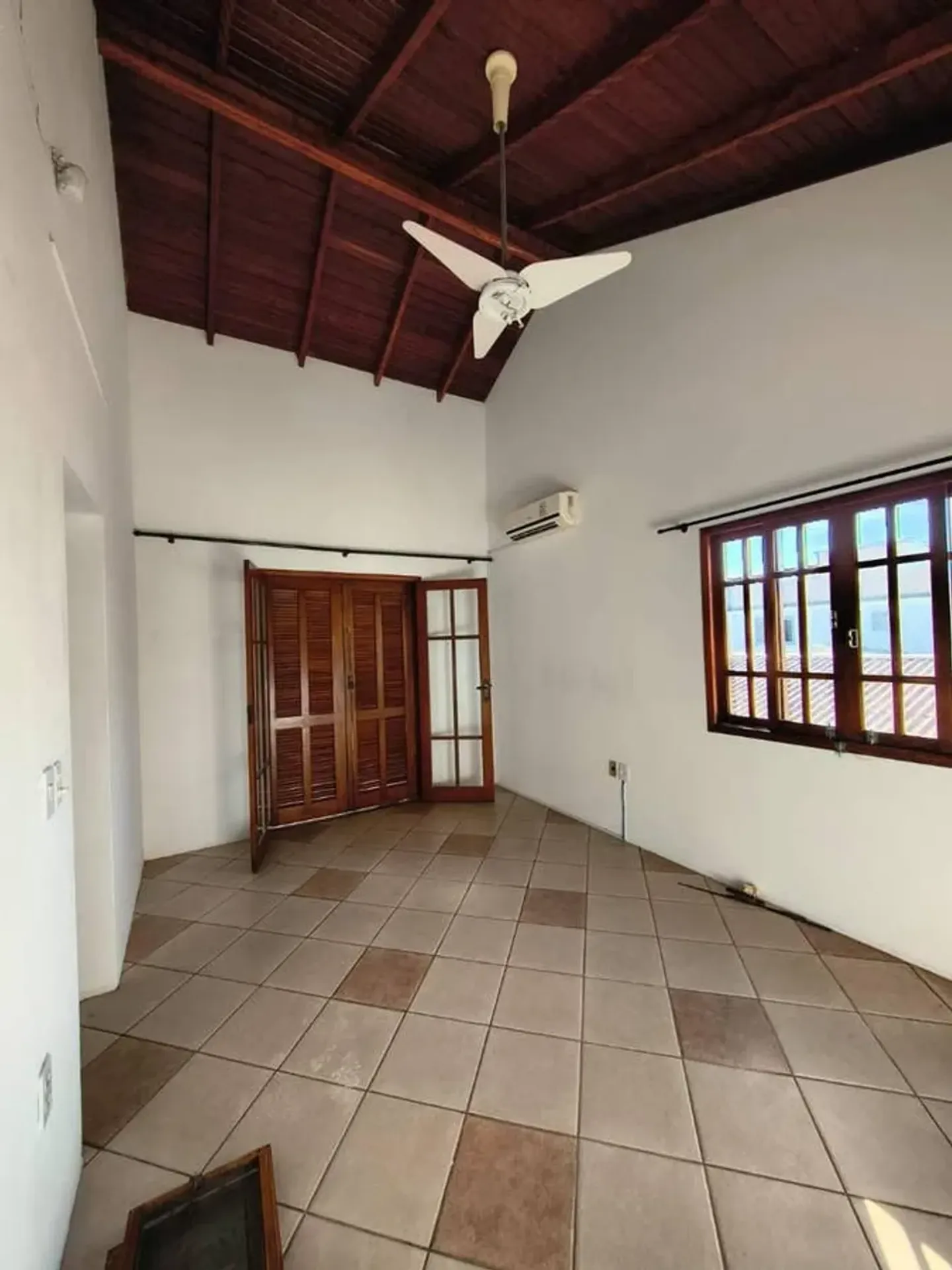 700 m² house with a bathtub and a grill on the balcony — photo 54