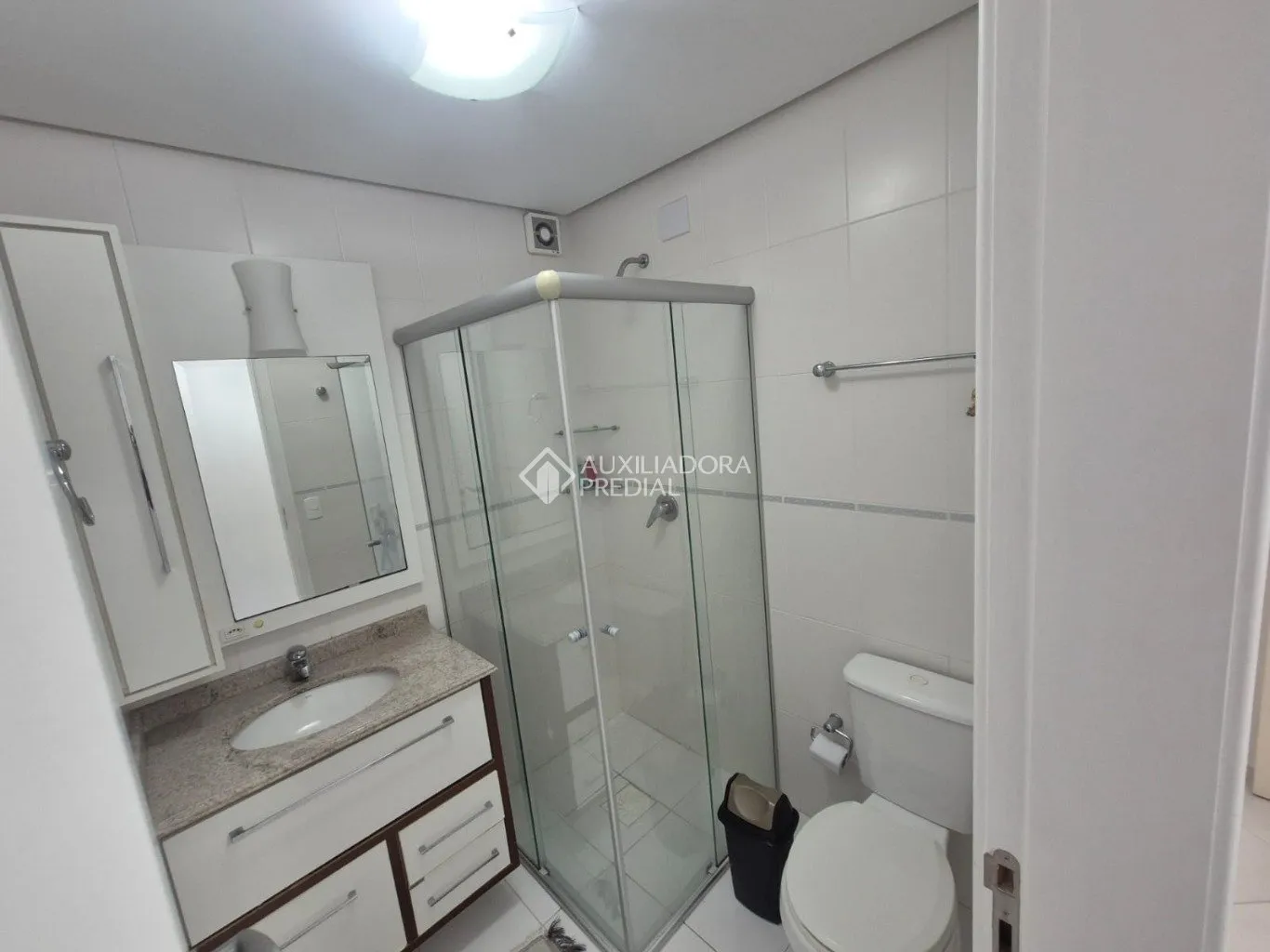 Furnished apartment with 3 bedrooms and 137 m² — photo 37