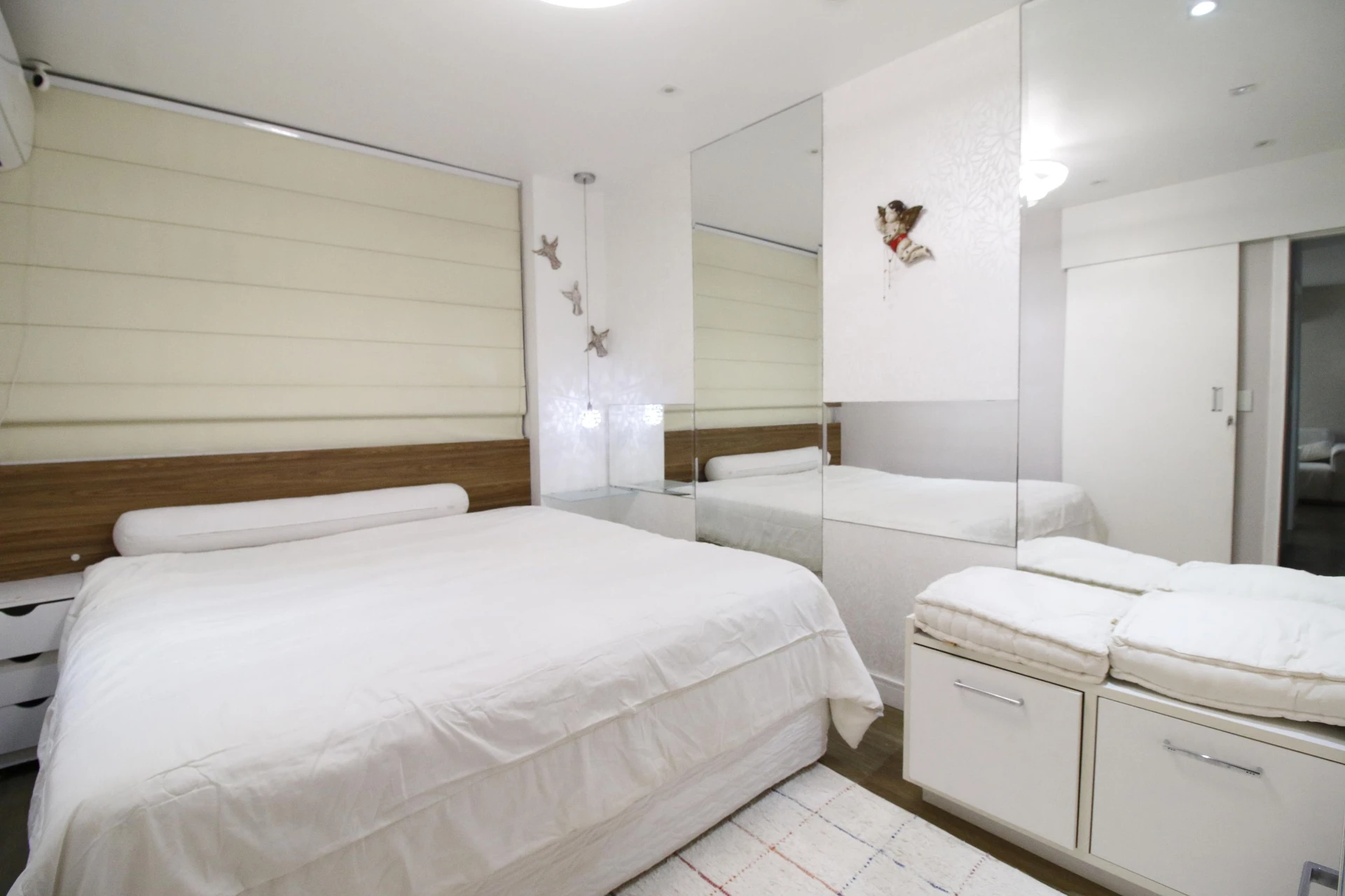 Walk-in closet in a 2-bedroom apartment, 90 m² — photo 8