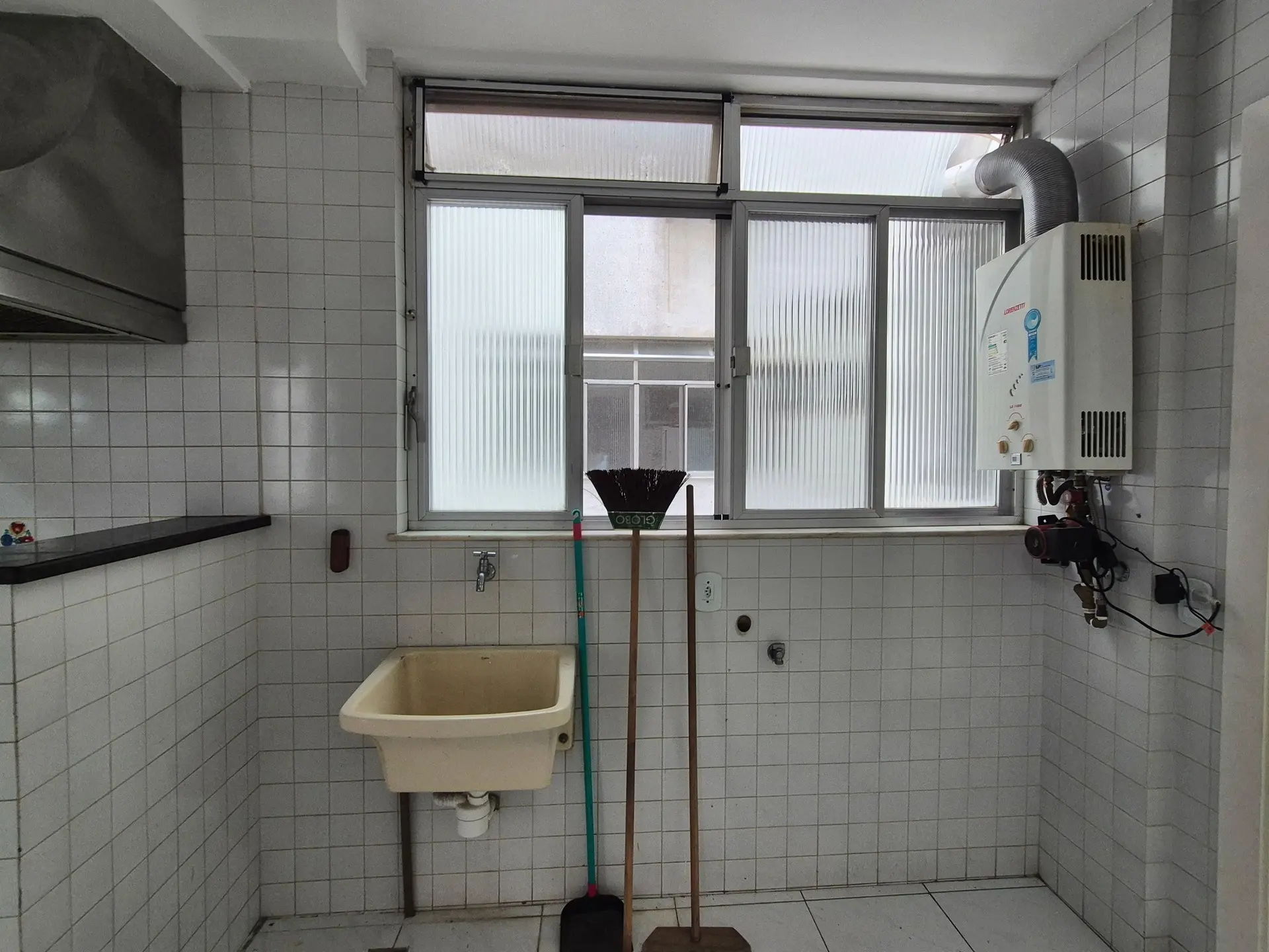 4-bedroom apartment with 3 bathrooms and a balcony — photo 40