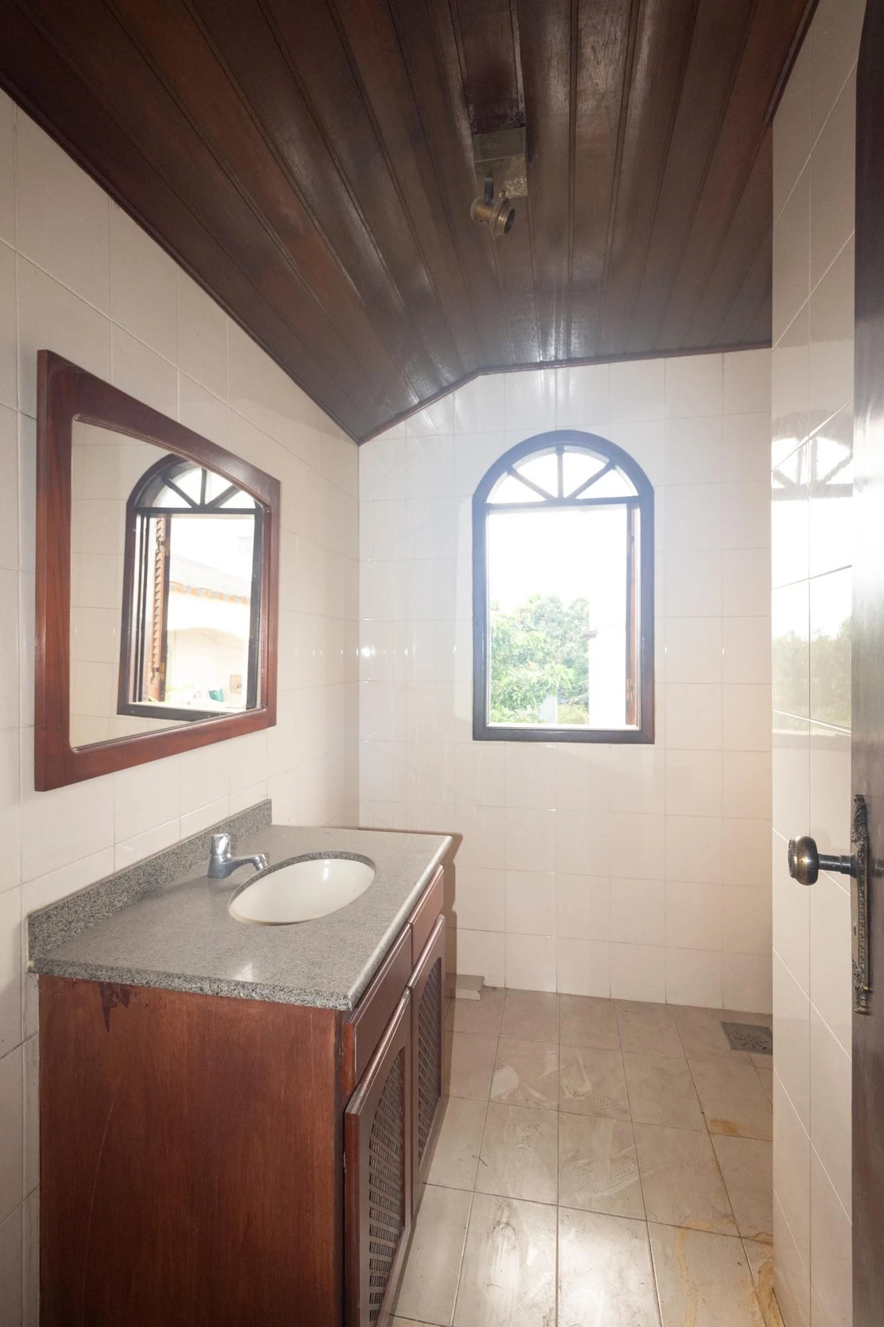 Bathtub in a 5-bedroom house, 626 m² — photo 67