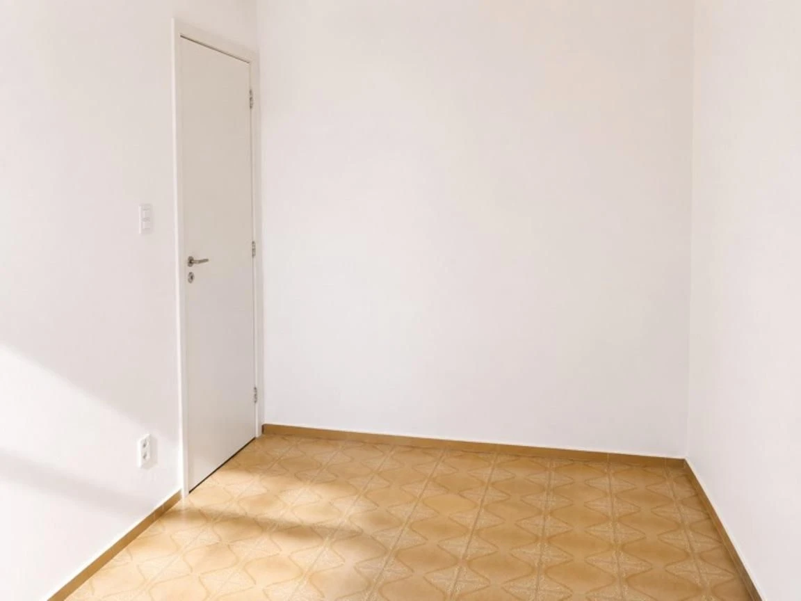Apartamento com 2 quartos e banheiro com box de vidro — photo 22