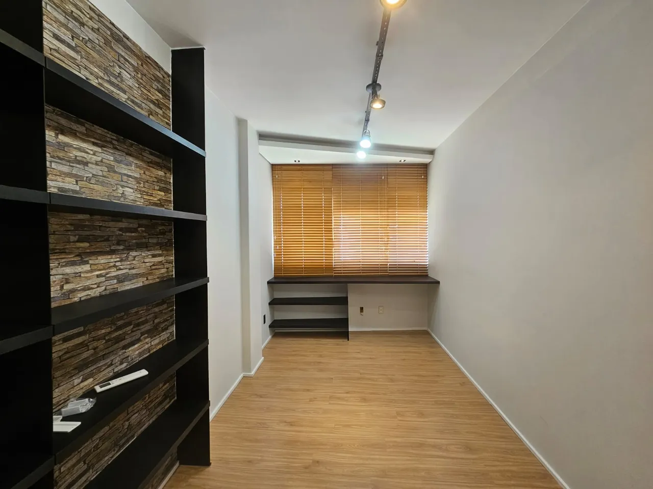 Unfurnished apartment with 2 bedrooms and air conditioning — photo 4