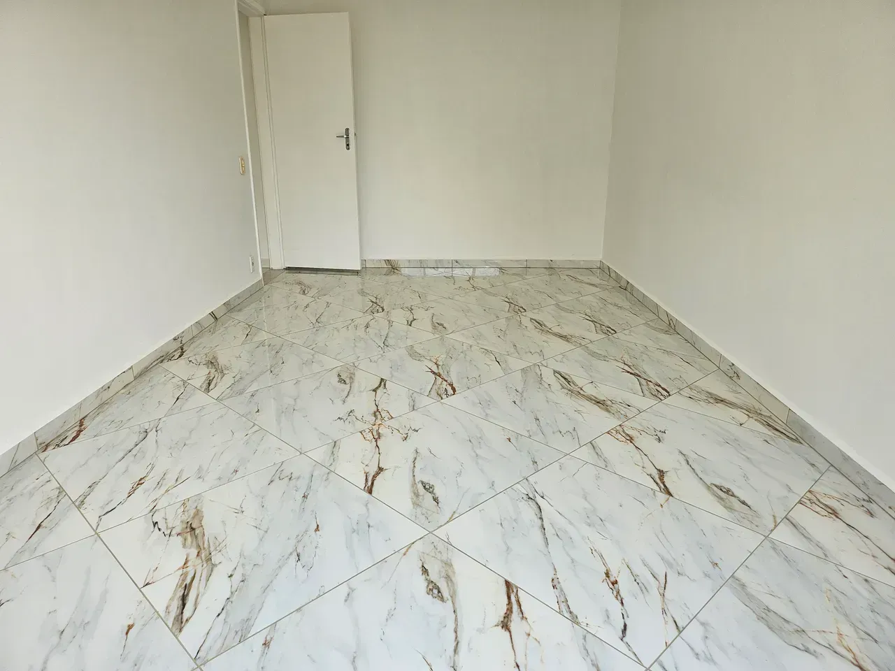Unfurnished 2-bedroom apartment with a city view — photo 3