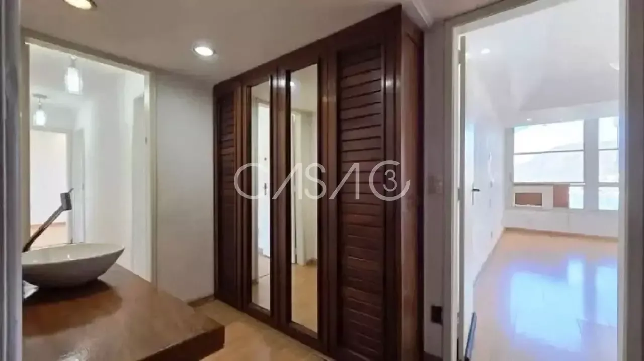 190 m² apartment with a walk-in closet and a water view — photo 23
