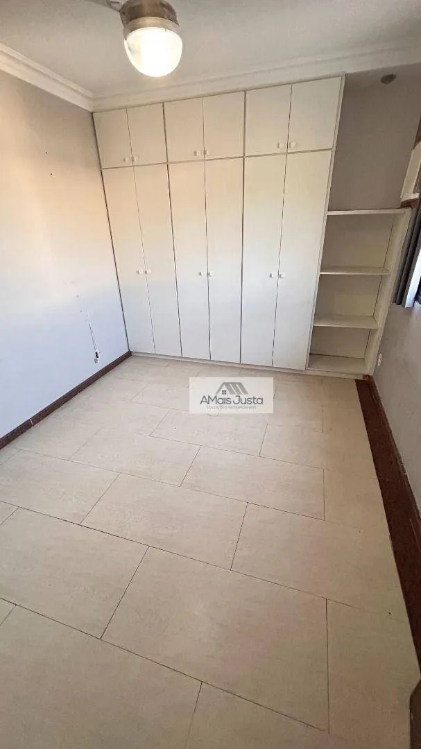 4-bedroom apartment in a building with a pool — photo 53