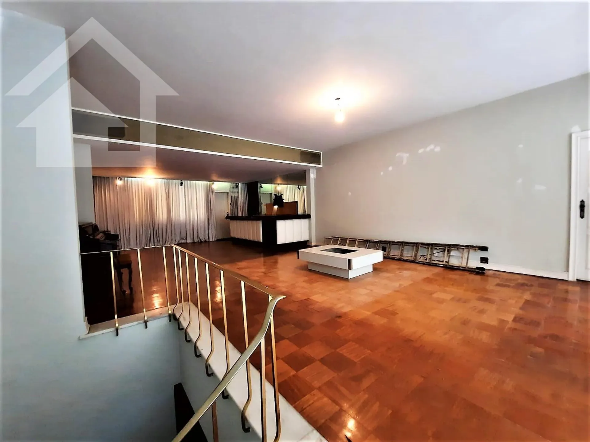 525 m² apartment with a home office and a bathtub — photo 46