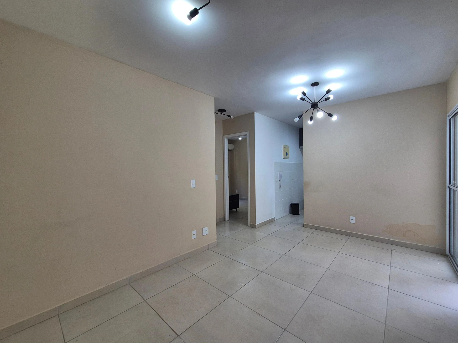 2-bedroom apartment in a building with a gym — photo 8