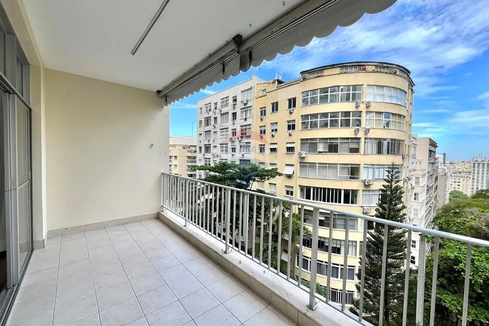 3-bedroom apartment with a mountain view in Rio de Janeiro — photo 11