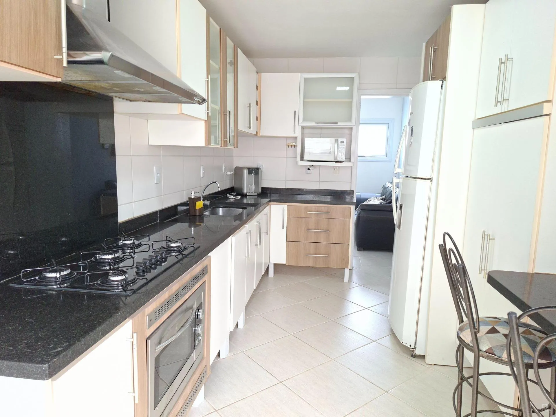 Apartamento de 2 quartos com 1 suíte e cozinha separada