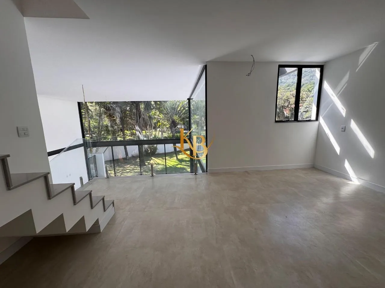 Casa com 5 quartos e área de piscina ao ar livre — photo 43