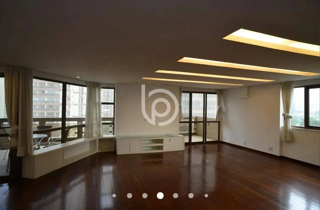4-bedroom apartment with a closed kitchen and gas stove — photo 4