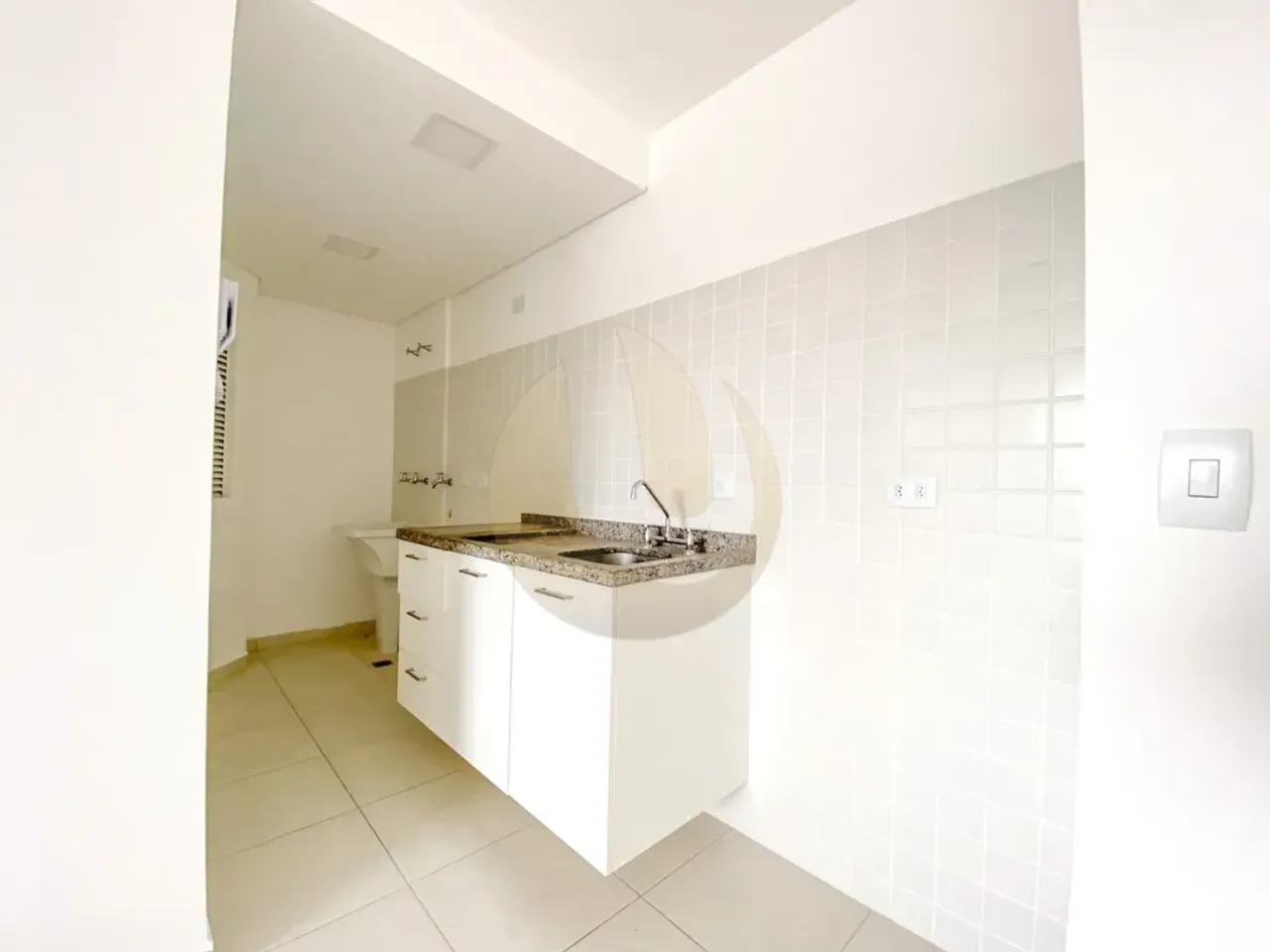 Unfurnished 1-bedroom apartment with open-plan kitchen — photo 17