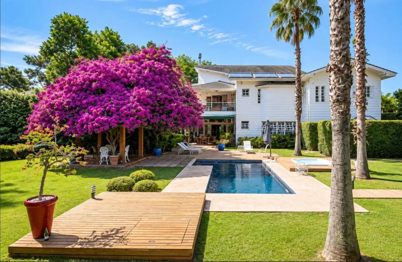 Furnished house, 660 m², with a water view — photo 9