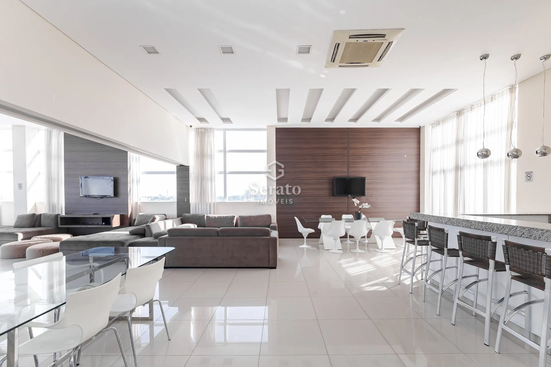 Balcony with a grill in a one-bedroom apartment, 30 m²