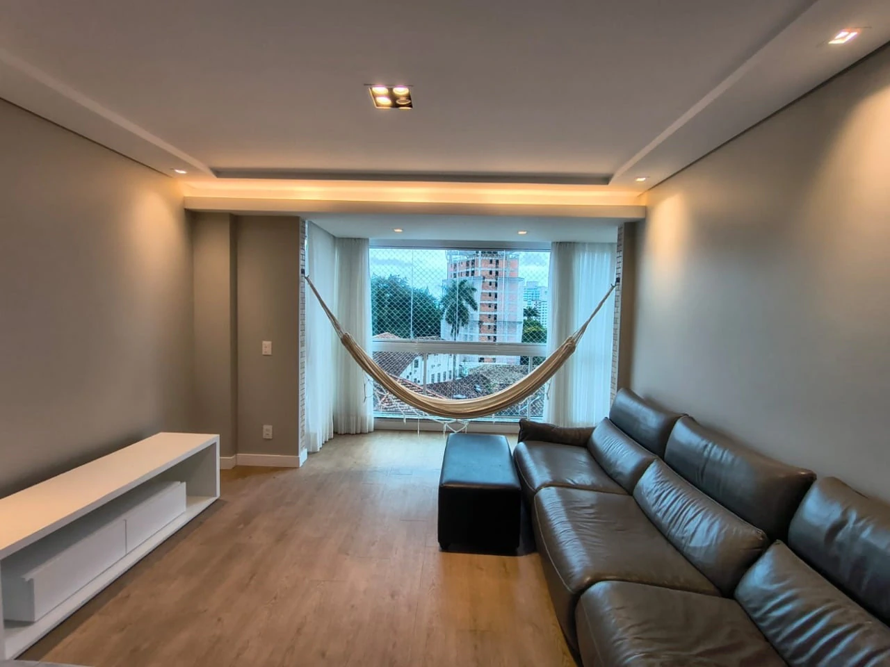 Floor-to-ceiling windows in a 2-bedroom apartment, 78 m²