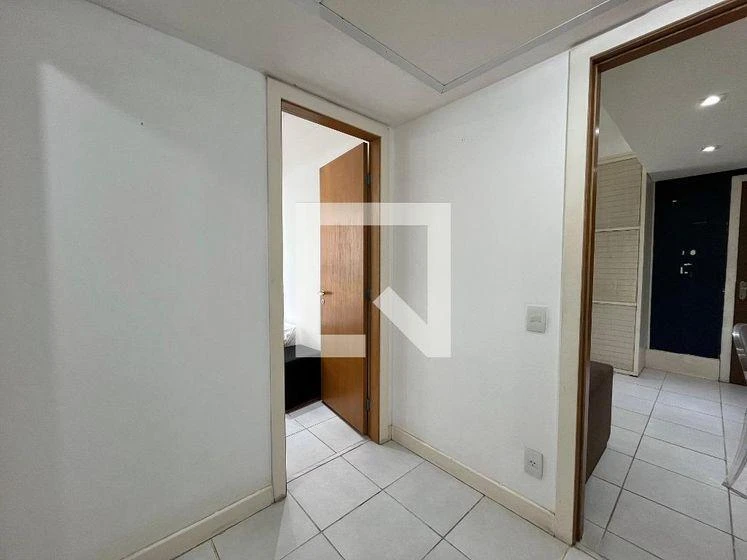 One-bedroom apartment in a building with a gym — photo 11