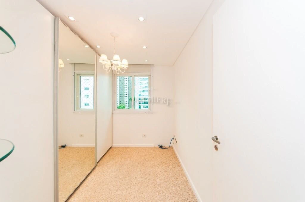 3-bedroom apartment, 1 with its own bathroom, 192 m² — photo 3