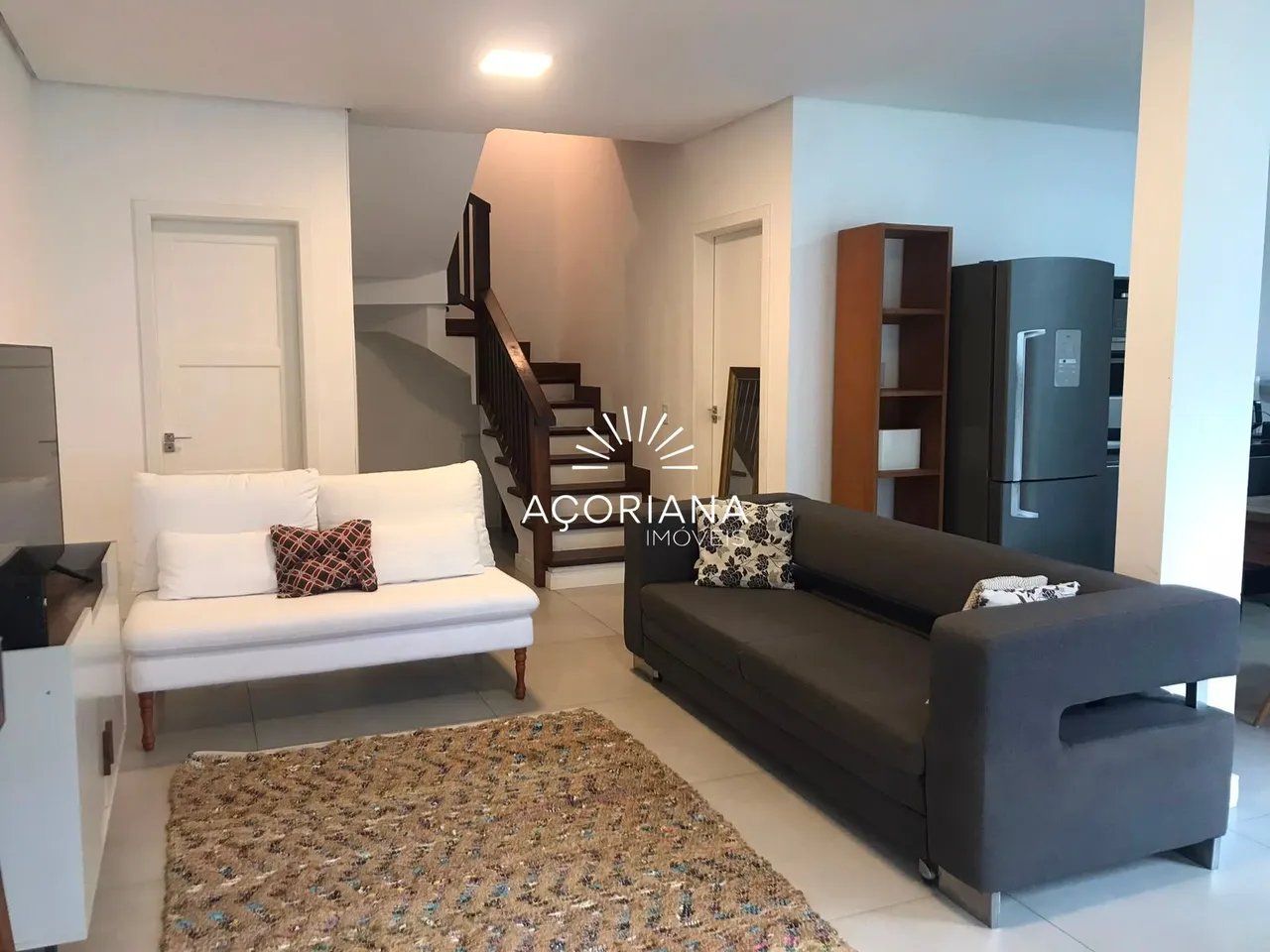 Furnished house with open-plan kitchen and gas stove