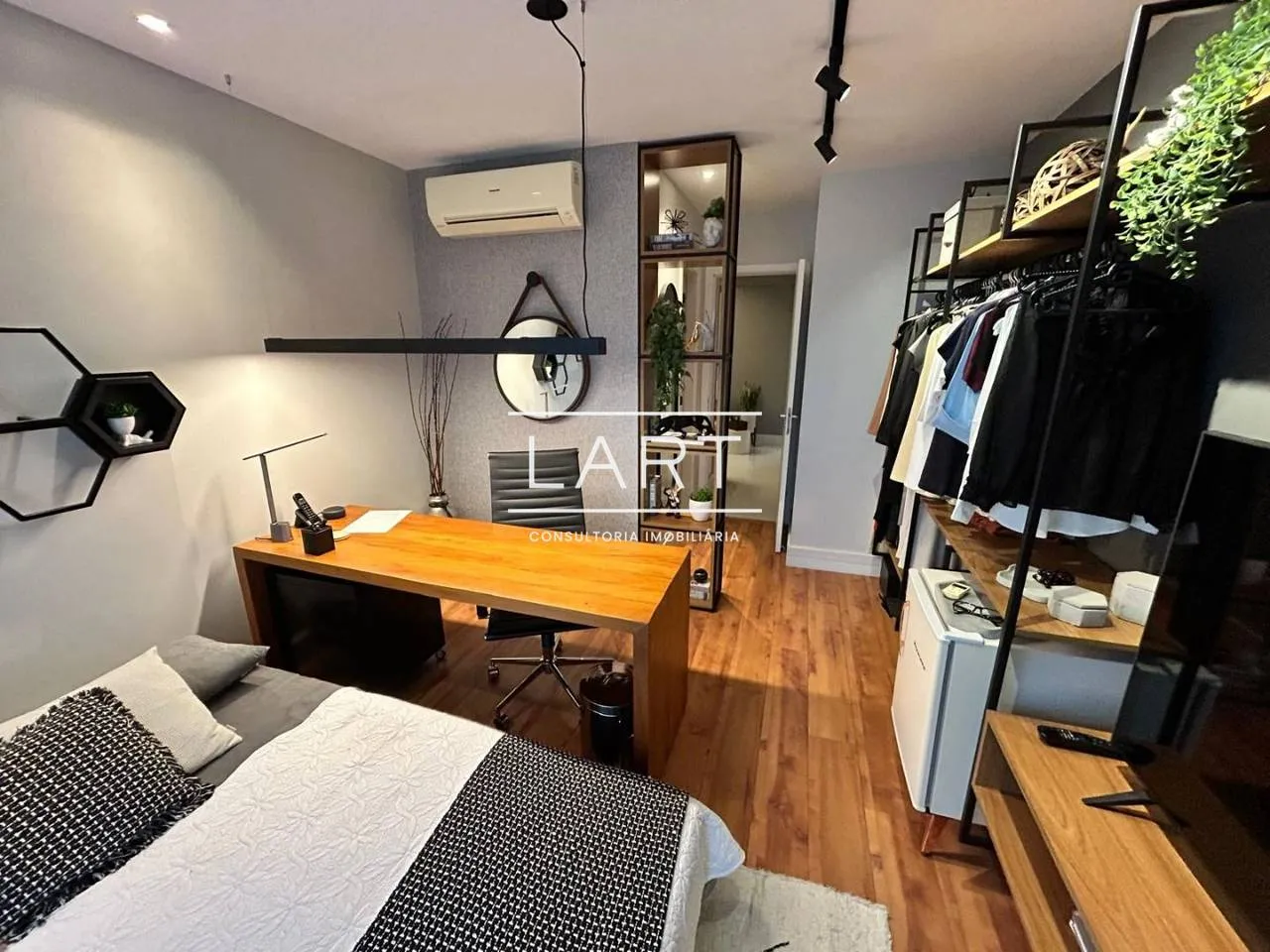 Apartment with 4 en-suite bedrooms and 260 m², glass balcony — photo 4